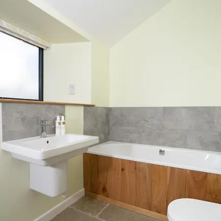 Grasmere With Stunnng Views By Letmestay Ambleside